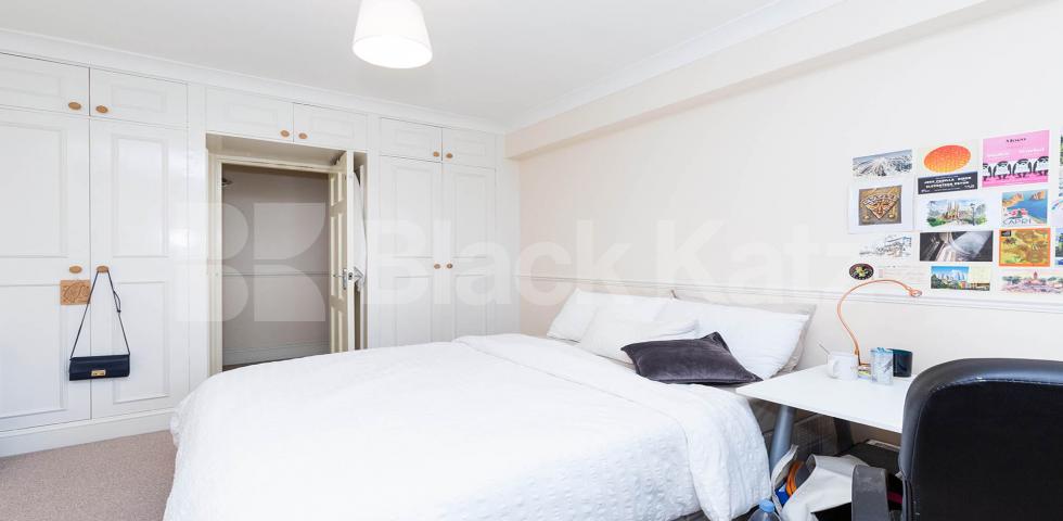 			PERFECT FOR 3 SHARERS!, 3 Bedroom, 1 bath, 1 reception Flat			 King Square, CLERKENWELL